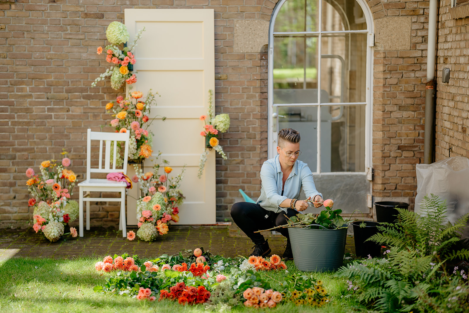 Branding shoot van ondernemer met attributen van haar vak, fotograaf Nederland